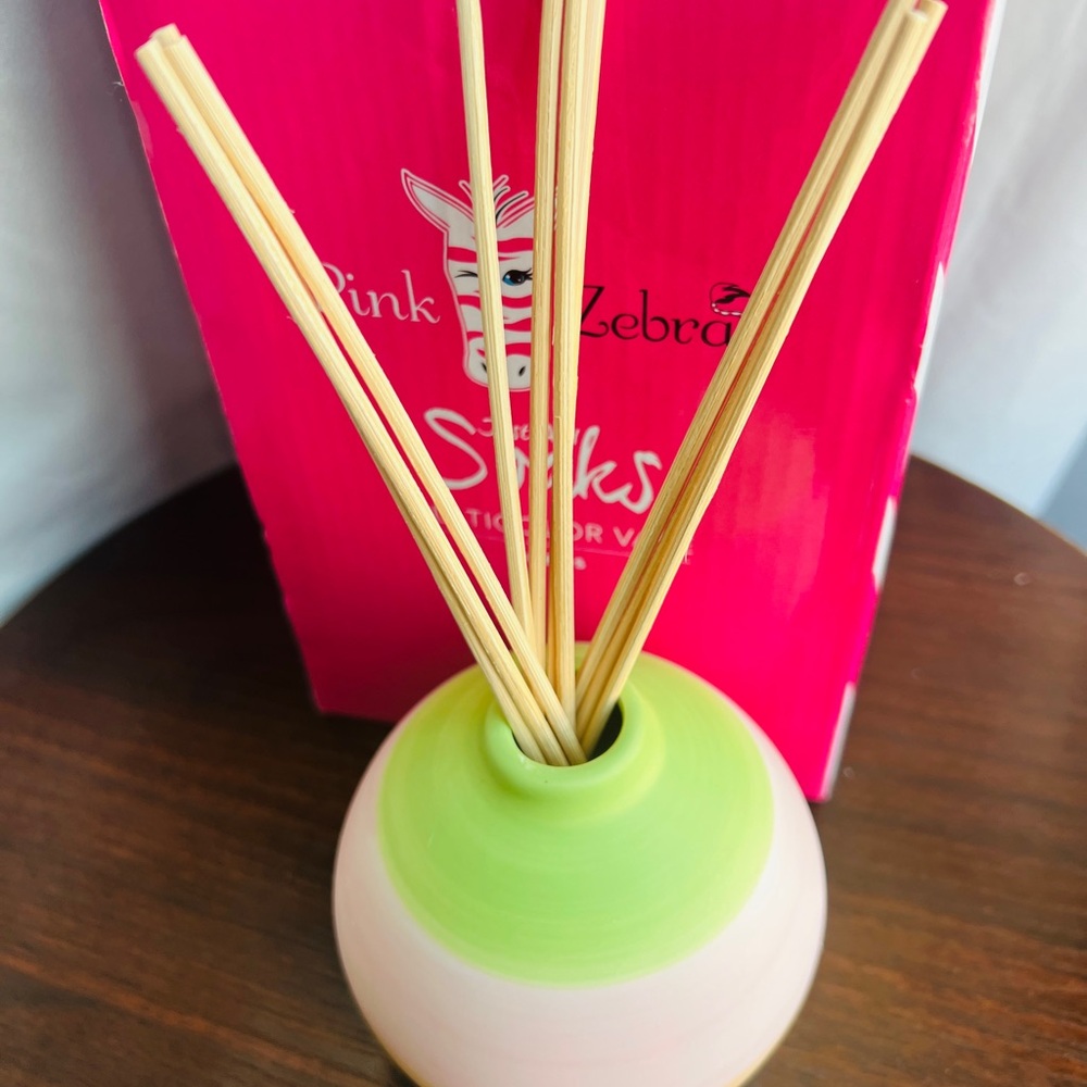 🌸 Pink Zebra Reed Diffuser Multicolor Vase - Picture 2 of 4